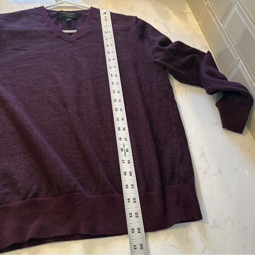 Banana‎ Republic - 100% Merino wool V Neck Sweater - - Size M purple/maroon